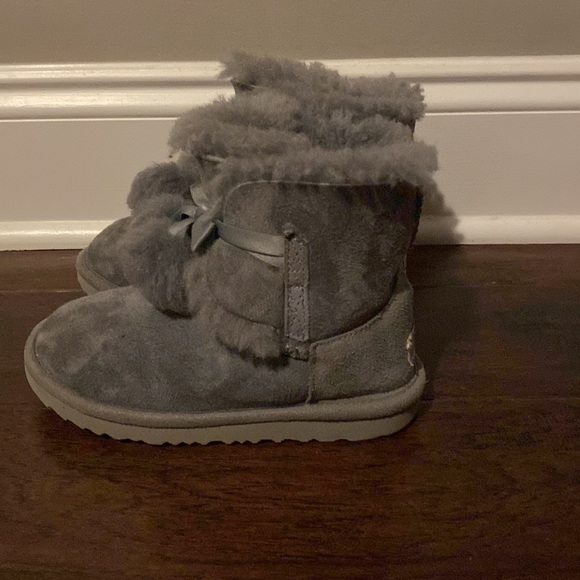 Grey Uggs, Toddler girl - Picture 2 of 4
